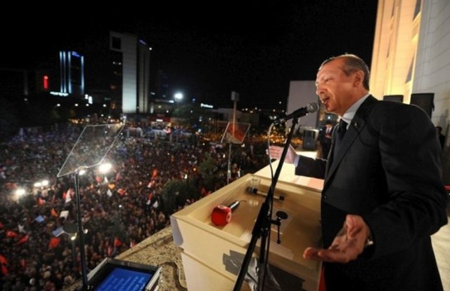 -  - Başbakan Erdoğan 12 Haziran 2011 genel seçimlerinde kazandıkları zafer nedeniyle AK Parti Genel Merkezi'nin balkonundan vatandaşlara teşekkür konuşması yaptı.