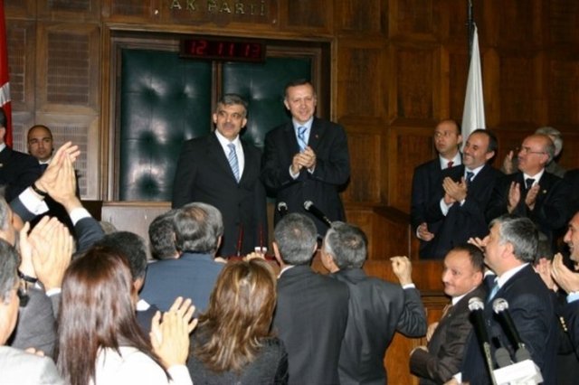 -  - Başbakan Erdoğan, 11. cumhurbaşkanlığı seçimlerinde adaylarının Dışişleri Bakanı ve Başbakan Yardımcısı Abdullah Gül olduğunu 24 Nisan 2007'de AK Parti TBMM grup toplantısında yaptığı konuşmada açıkladı. -