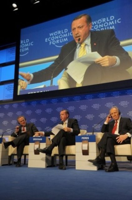 - Başbakan Erdoğan, 29 Ocak 2009'da Davos'ta İsrail Başbakanı Simon Peres'in de bulunduğu Ekonomik Forumu kapsamında "Gazze Orta Doğu'da Barış Modeli" oturumunda "one minute" olayı ile hatırlanan sert sözler sarfederek zirveyi terketti. -