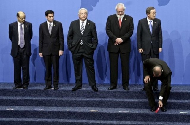 -  -  -  -  - ABD'nin Pittsburgh kentinde yapılan G-20 zirvesinde, Başbakan Erdoğan yerde bulunan Türk Bayrağı'nın alarak ceketinin cebine koydu. -  -