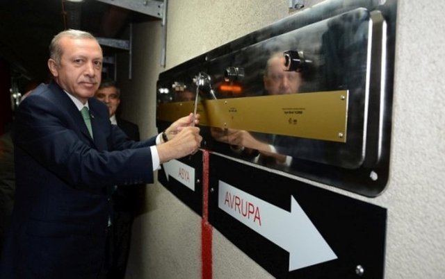 Başbakan Erdoğan Asya ile Avrupa'yı denizaltından birbirine bağlayan, "Asrın Projesi" Marmaray'ın ilk seferinde üzerinde Asya ve Avrupa yazan levhayı duvara sabitledi.