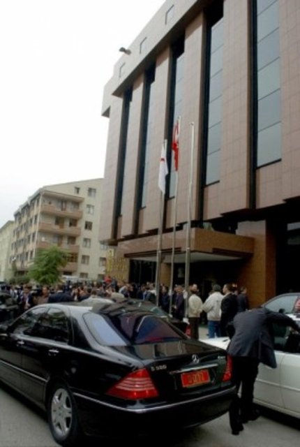 -  -  - Başbakan Erdoğan, 17 Ekim 2006'da kan şekerinin düşmesi üzerine Güven Hastanesi'ne kaldırılıldı. Hastaneye gazeteci, partili ve vatandaşlar akın etti.