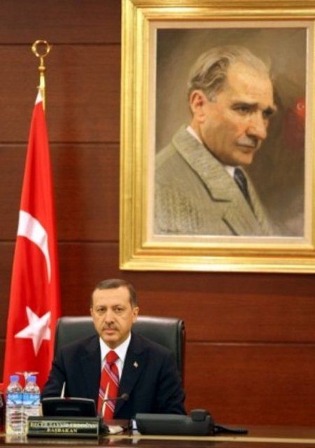 -  60. Hükümetin ilk bakanlar kurulu 29 Ağustos 2007'de Başbakan Erdoğan başkanlığında Başbakanlık Merkez Bina'da toplandı. -