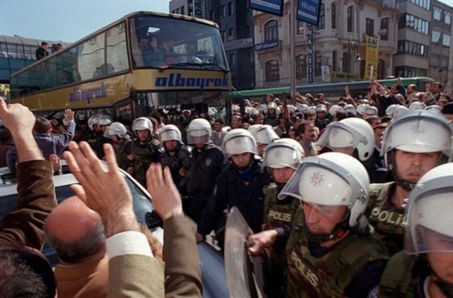 Siirt'te yaptığı bir konuşma nedeniyle aldığı 10 aylık hapis cezasının infazı için 26 Mart 1999 günü Pınarhisar Cezaevi'ne girişinde Erdoğan'ı çok sayıda vatandaş tezahüratlarla uğurladı. -