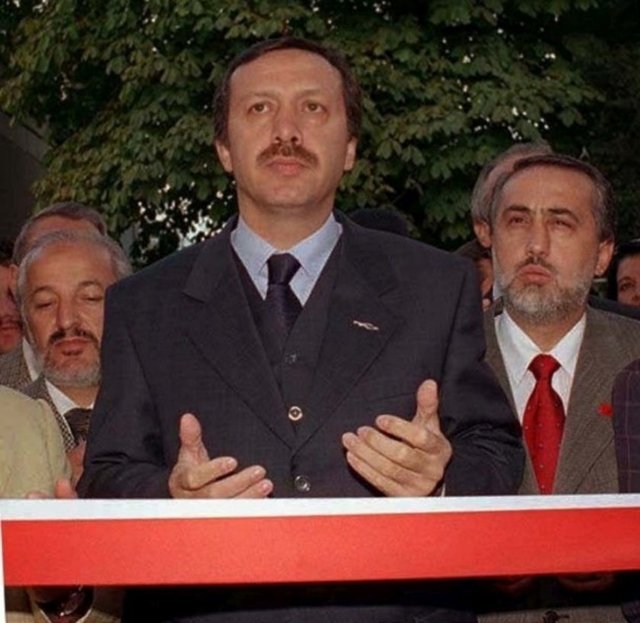 - 1984'te Refah Partisi Beyoğlu İlçe Başkanlığı'na, 1985'te de İstanbul İl Başkanlığı'na getirilen Erdoğan, 1994 tarihinde yapılan yerel seçimlerde İstanbul Büyükşehir Belediye Başkanlığı'na seçildi.