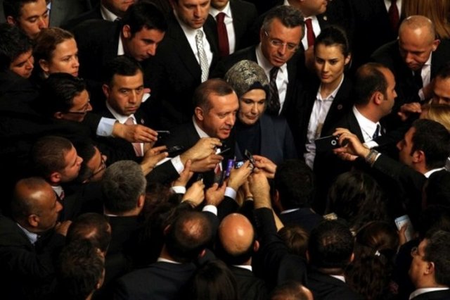-  -  - TBMM'de 23 Nisan Ulusal Egemenlik ve Çocuk Bayramı dolayısıyla düzenlenen resepsiyona Başbakan Erdoğan ilk kez eşi Emine Erdoğan ile birlikte katıldı.