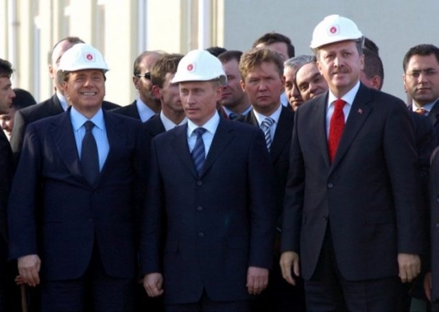 - Samsun'da yapılan Mavi Akım Doğal Gaz Boru Hattı Projesi'nin resmi açılış törenine Başbakan Erdoğan, Rusya Federasyonu Devlet Başkanı Vladimir Putin (ortada) ve İtalya Başbakanı Silvio Berlusconi (solda) de katıldı.  -
