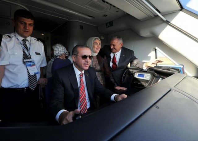 -  - Ankara - Konya arasında başlayan Yüksek Hızlı Tren'in (YHT) ilk seferinde Başbakan Erdoğan, treni bir süre kullandı. Erdoğan'a Ulaştırma Bakanı Binali Yıldırım (sağda) da eşlik etti. -