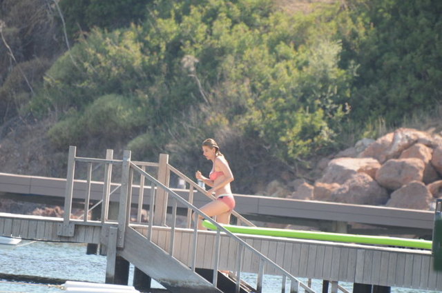 Yalıkavak'taki evlerinin iskelesinde görüntülenen Tuğba Coşkun düzgün fiziğiyle dikkat çekti.