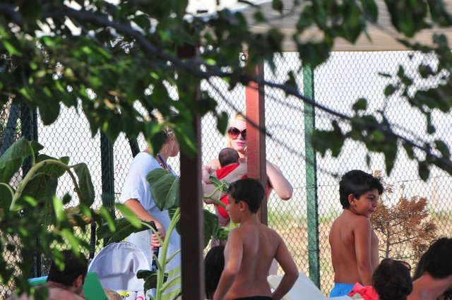 Büyük oğlu Hakan'la denize giren eski manken, küçük oğlu Volkan'ı ise dostlarına emanet etmişti.