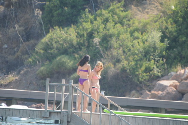 Ünlülerin yaşam koçu olan kız kardeşi Şeyda Coşkun'ın verdiği yemek programını uygulayan Coşkun iskelede bir arkadaşına göbeğini göstererek nasıl zayıfladığını anlattı.