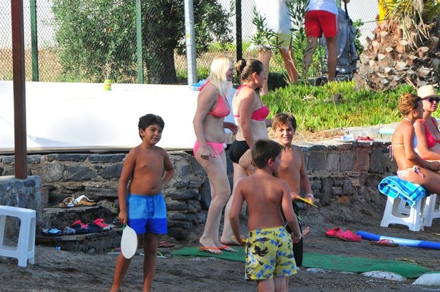 Seçkin Piriler, çocuklarıyla Bodrum'da tatil yaparken objektiflere böyle yansımıştı.