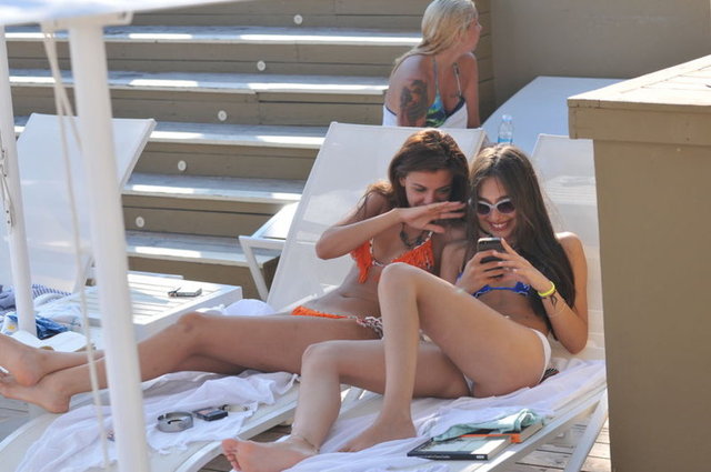 Fatih Harbiye'nin güzel yıldızları plajda