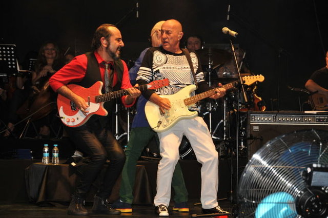 Grup sahneye çıktığında hayranlarının coşkusunu ve kalabalığı gören Mazhar Alanson "Şu anda burada 4 kuşağa hitap etmenin coşkusunu yaşıyoruz. Çünkü bizi izlemeye gelenler arasında kendi gözlerimle 0-6 yaş grubunu gördüm ve çok duygulandım" dedi.