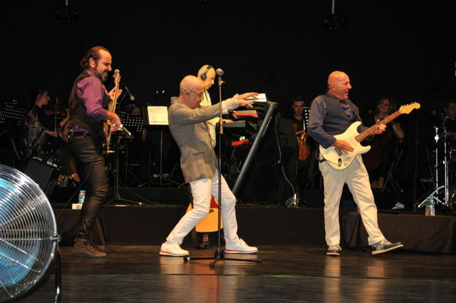 Hayranlarını adeta büyüleyen grup konser boyunca 2 kez ara verdi.