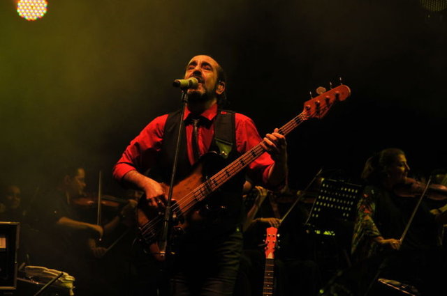 Geçtiğimiz yıllarda lenf kanserine yakalanan Özkan Uğur, ünlü komedyen Cem Yılmaz'ın yazıp yönettiği Pek Yakında filminde yer almaktan gurur duyduğunu, onun ilgisi sayesinde hastalığından kurtulduğunu ve kendini çok iyi hissettiğini belirtti.