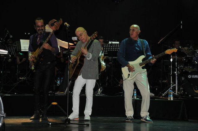 Konseri hayranlarının istekleri üzerine bir türlü bitiremeyen MFÖ, İstanbul'da konser vermenin zevkinin bir başka olduğunu söyledi.