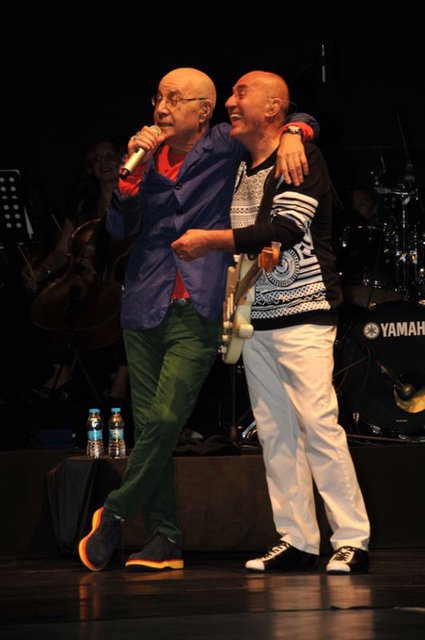 'CEM SAYESİNDE İYİLEŞTİM'MFÖ konser sonrası kulis arkasında gazetecilerin sorularını yanıtladı.