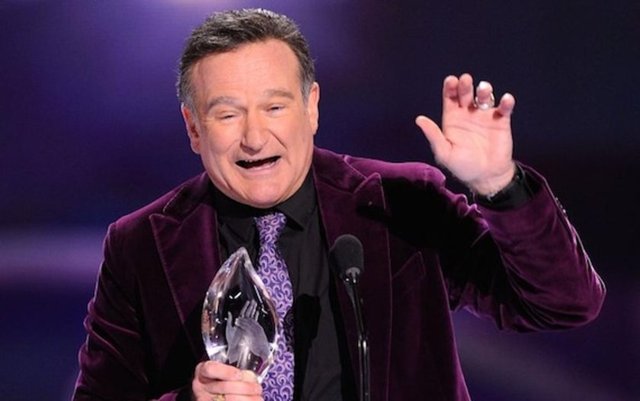 Kendini kemeriyle - boğarak intihar ettiği - ortaya çıkan efsanevi - aktör Robin Williams'ın eşi - Susan Schneider'ın o gece ayrı - bir odada uyuduğu ve akşam - 10.30 civarında Williams'ın - kendini başka bir odaya - kilitlediği ortaya çıktı.