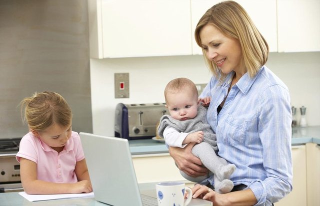 Annelerin deneyimlerini paylaştıkları internet sitesinde bir yazı kaleme alan Judy Dutton nezaketin çocukta kendi kendine gelişeceğini öğretilemeyeceğini düşündüğünü ancak Harvard Üniversitesi'nden bir psikoloğun kararını değiştirdiğini belirtti.