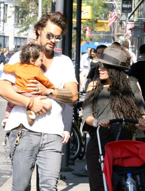 Dizinin birinci sezonunda "Kahl Drogo'yu canlandıran aktör Jason Momoa, "The Cosby Show" dizinde Denise Huxtable'ı canlandıran Lisa Bonet ile 2007 yılında evlendi ve 2 çocukları var.