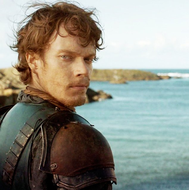 Alfie Allen'ın canlandırdığı Theon Greyjoy karakteri geçmiş bölümlerden birinde yolda tanımadığı bir kadınla karşılaşıyor ancak daha sonra seksüel hamlelerde bulunduğu kadının kız kardeşi olduğunu anlıyor.