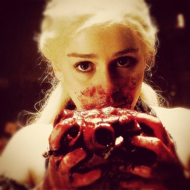 Daenerys Targaryen'ın yani Khaalesi'nin dizide Khol Drogo için yediği at kalbi yaklaşık 1.5 kg'dan oluşan bir jelibon yığınıydı ve tadı çamaşır suyu gibi olan sahte bir kan kullanılmıştı.