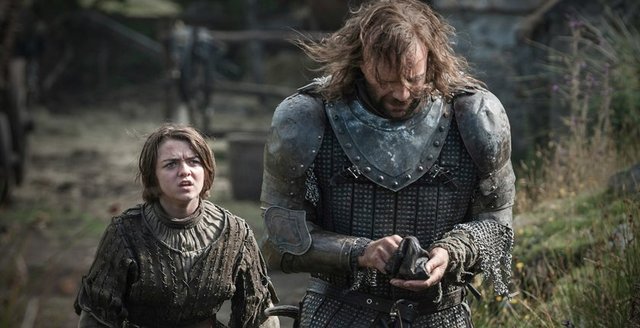 Yazar Martin pek aksiyon sahnelerine odaklanma eğilimde değil. Bu sebepten ötürü HBO'nun aksiyona az, stratejiye çok odaklanmasından maliyetlerin düşmesi sebebiyle çok memnun.
