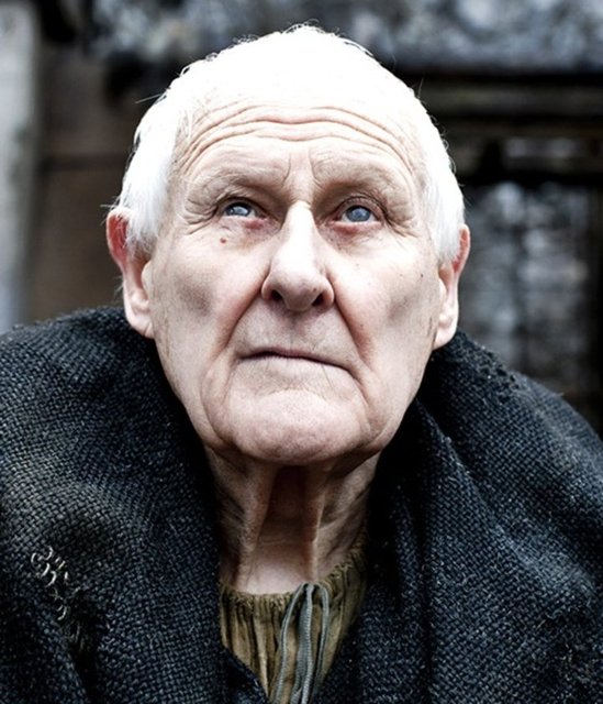 Dizide "Maester Aemon" karakterini canlandıran Peter Vaughan'ın gözleri oynadığı roldeki gibi görmüyor.