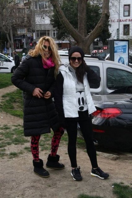 -Ben mutsuz olduğum zaman yürüyorum, bacaklarımı görsen bayılırsın.