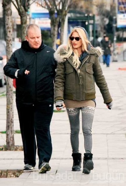 -Magazin gazetelerini müşterilerimi takip etmek için okuyorum.