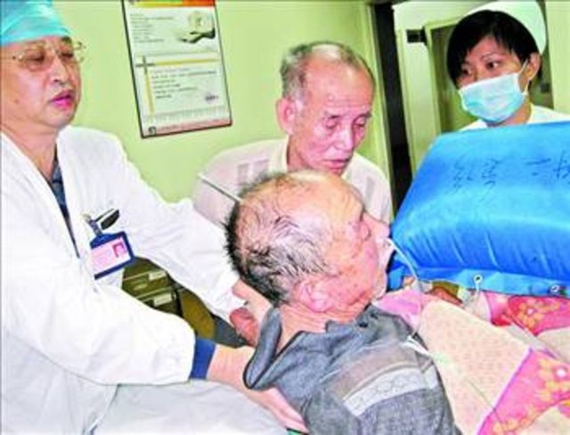 EN İLGİNÇ TIBBİ VAKALAR -  - Çin'de yaşayan bu yaşlı adamın karısından çektiğini hiçbir erkek çekmemiştir herhalde. 66 yaşındaki Lin'in eşi, kumar ve alkol alışkanlığından şikayet edip duruyordu. Bir gün adam çok alkollüyken kafasına çivi bile çaktı.