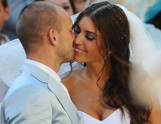 ÖPÜŞMEK YASAKGalatasaraylı Sneijder'in 2 aylık hamile eşi Yolanthe açıklamalarıyla şaşırttı.