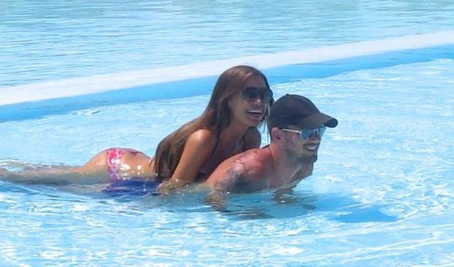 Galatasaraylı Wesley Sneijder'in eşi Yolanthe Cabau, Hollanda'da kötü bir ödüle aday olarak gösterildi. Sarı-kırmızılı futbolcu ile İstanbul'da yaşayan güzel oyuncu, 'Yılın en salak tweet'i' kategorisinde en'ler arasına girdi.