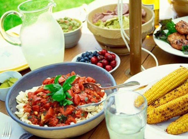 1. Kendi isteklerinize boyun eğdiğinizi reddetmeyin ve 80/20 kuralını uygulayın. Yüzde 80 sağlıklı beslenirken yüzde 20 abur cubur yiyin - 2.Genelde: Tabağınızın yarısını sebzelerle doldurun,diğer çeyreğini protein ve diğer çeyreğini de tatlılar için ayırın