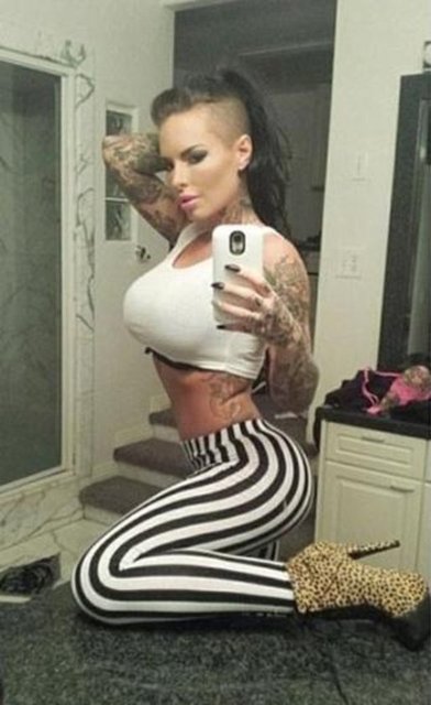 Ardından sürükleyerek çıkardı ve yüzüme vurmaya başladı. Bana kaç kere vurduğunu bilemiyorum.