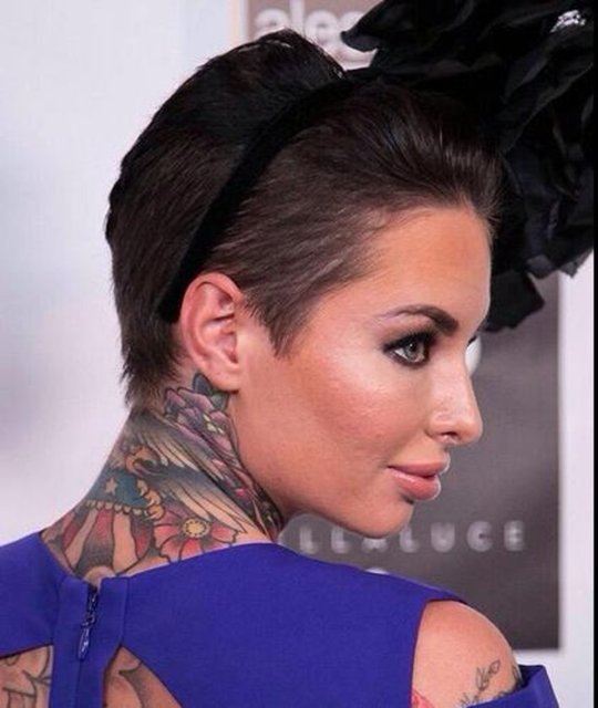 Şiddet mağdurlarının estetik ameliyat olabilmesi için maddi destek sağlanmasını amaçlayan "Face Forward" isimli derneğin etkinliğine katılan Mack, dişlerinden ve burnundan çok sayıda operasyon geçirdiğini söyledi.