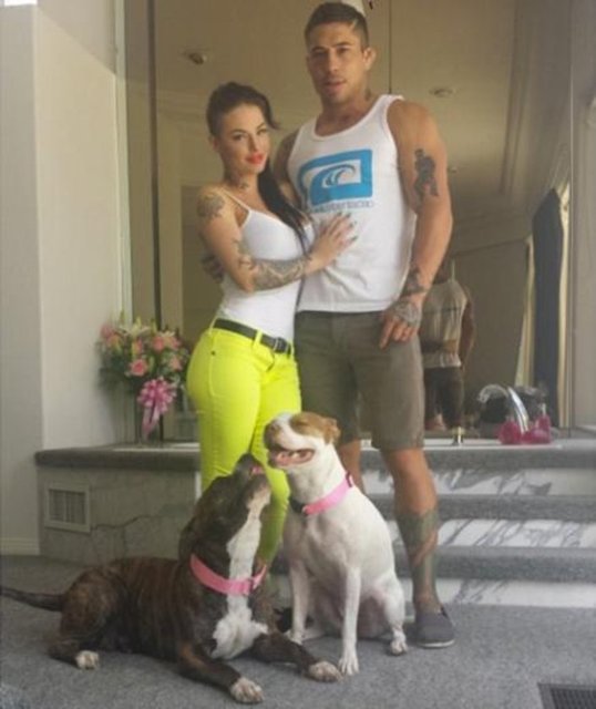 Elindeki bıçak kırılan Koppenhaver yenisini bulmak için mutfağa gittiğinde evin arka kapısından kaçmayı başaran Mack, komşularından birine çırılçıplak sığındığını ve acilen hastaneye gittiklerini belirtti.