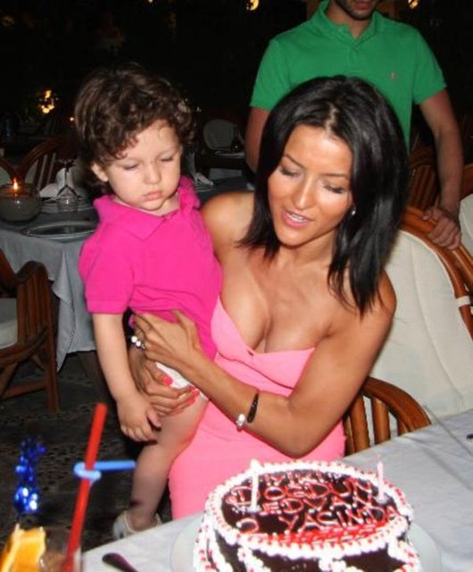 Ünlü şarkıcı "Oğlumun annesiyle 7,5 yıl birlikte oldum. 'Bakıcıdan çocuğu oldu' diyorlar. O benim sevgilimdi, benimle birlikteyken kızlarımla da ilgilendi elbette..." dedi.