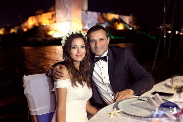 Düğün - yapmayan çift, önceki - gün balayı tatili için - geldikleri Bodrum'da - gelinlik ve damatlık - giydikleri mini bir parti - verdi.