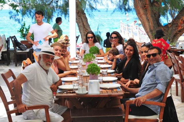 Buzlar eridiCeren Kaplakarslan ile - geçtiğimiz ay Almanya'da evlenen - Rafet El Roman, Tuğba - Altıntop'tan olan kızları, eşi ve - kayınpederi Atilla Kaplakarslan'la - Bodrum'da tatil yapıyor.