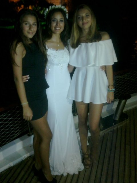 Teknede düzenlenen - partiye sadece - çiftin aile üyesi - olan 15 kişi katıldı.