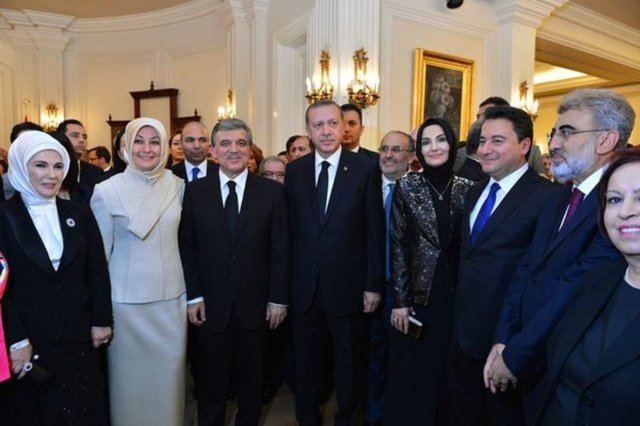 Başbakan Erdoğan'ın gazetecilerin sorularını yanıtladığı sırada Gül ve  Hayrünnisa Gül ile Emine Erdoğan, 8'inci Cumhurbaşkanı Turgut Özal'ın eşi Semra Özal ile görüştü.