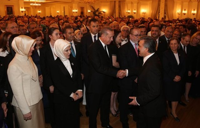 Gül,  Türkiye'nin 12. cumhurbaşkanı seçilen Başbakan Erdoğan ve eşleri salonda  konuklarla birlikte sohbet etti.