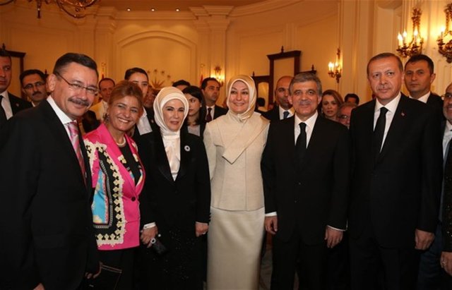 Resepsiyona, TBMM Başkanı Çiçek, Anayasa Mahkemesi Başkanı Haşim  Kılıç, Genelkurmay Başkanı Orgeneral Özel, Başbakan yardımcıları ve bakanlar,  yüksek yargı başkan ve üyeleri, çok sayıda milletvekili katıldı.