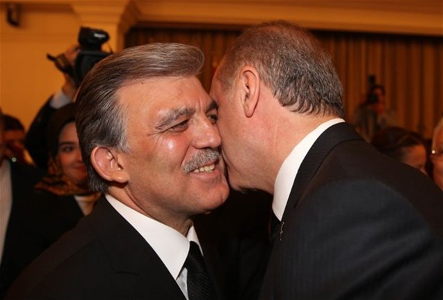 Gül çifti,  12. cumhurbaşkanı seçilen Başbakan Recep Tayyip Erdoğan ve eşi Emine Erdoğan ile  bir araya geldi.