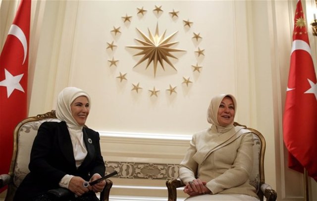 Bu sırada konuklar, tebrik etmek ve  fotoğraf çektirmek için Gül ve beraberindekilerin yanına geldi.