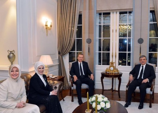 Resepsiyonlarda konuklarını Büyük Şeref Salonu'nun girişinde karşılayan Gül  çifti, bu kez salona geldiklerinde konuklar yerlerini almıştı.