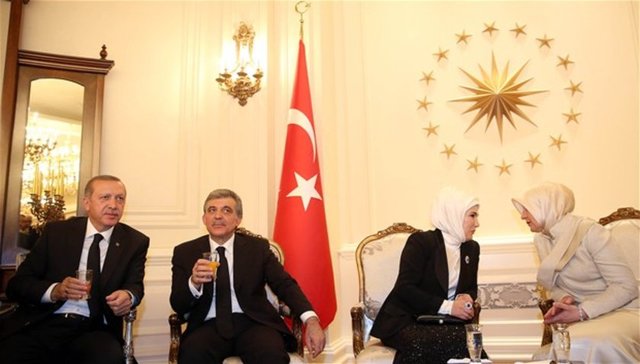 Gül, Çiçek ve Erdoğan çiftleri daha sonra kendileri için ayrılan  bölümde bir süre oturarak sohbet etti.