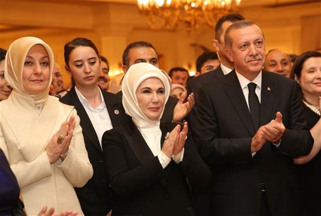 Konuşmasına başlamadan önce Erdoğan çifti ve eşi Hayrünnisa Gül'ü sahnenin  önüne davet eden Gül, konuklara kısa bir veda konuşması yaptı.